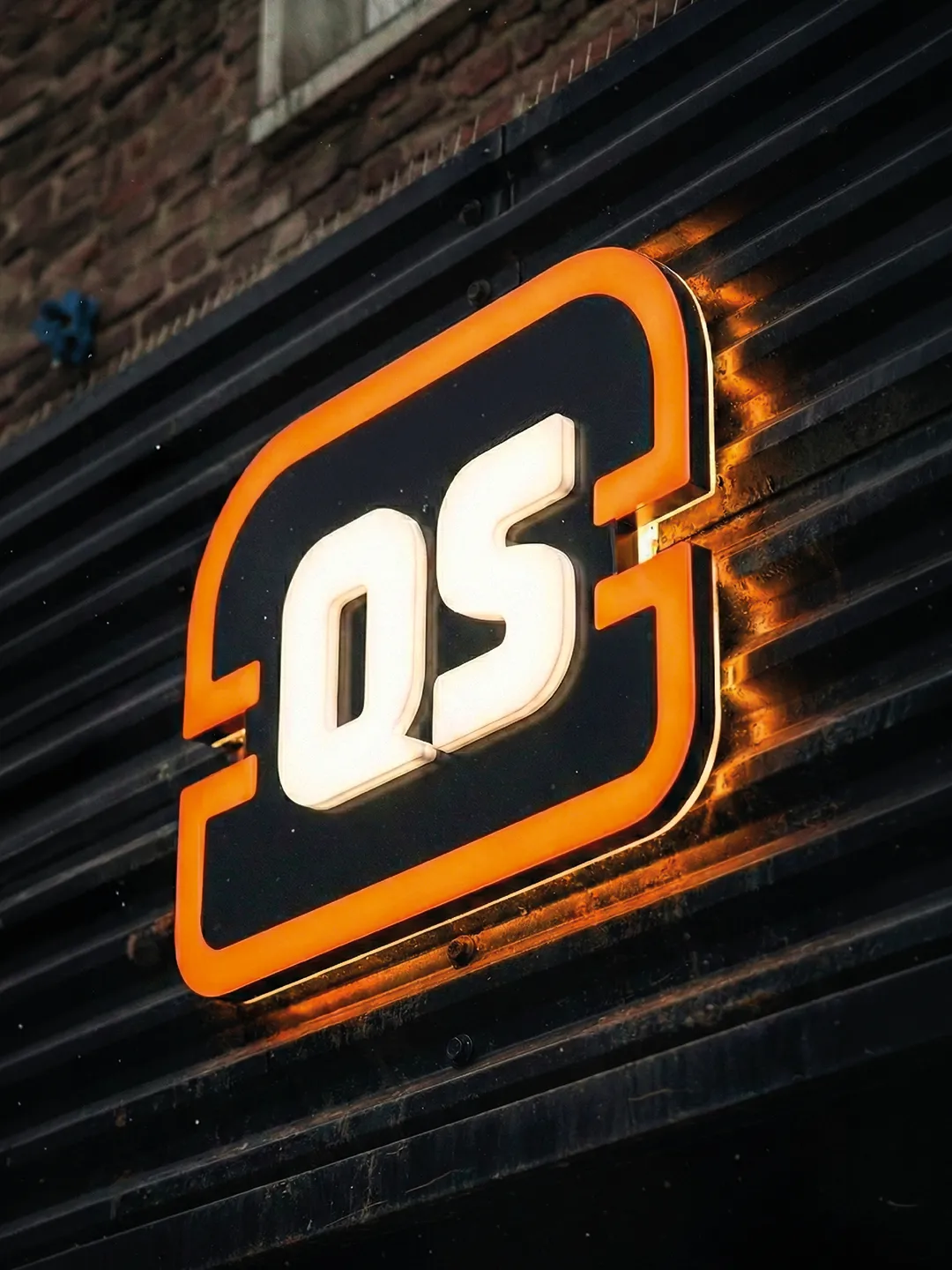QS: cartel luminoso
