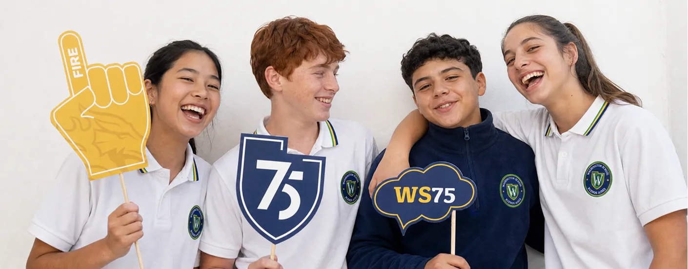Alumnos celebrando los 75 años