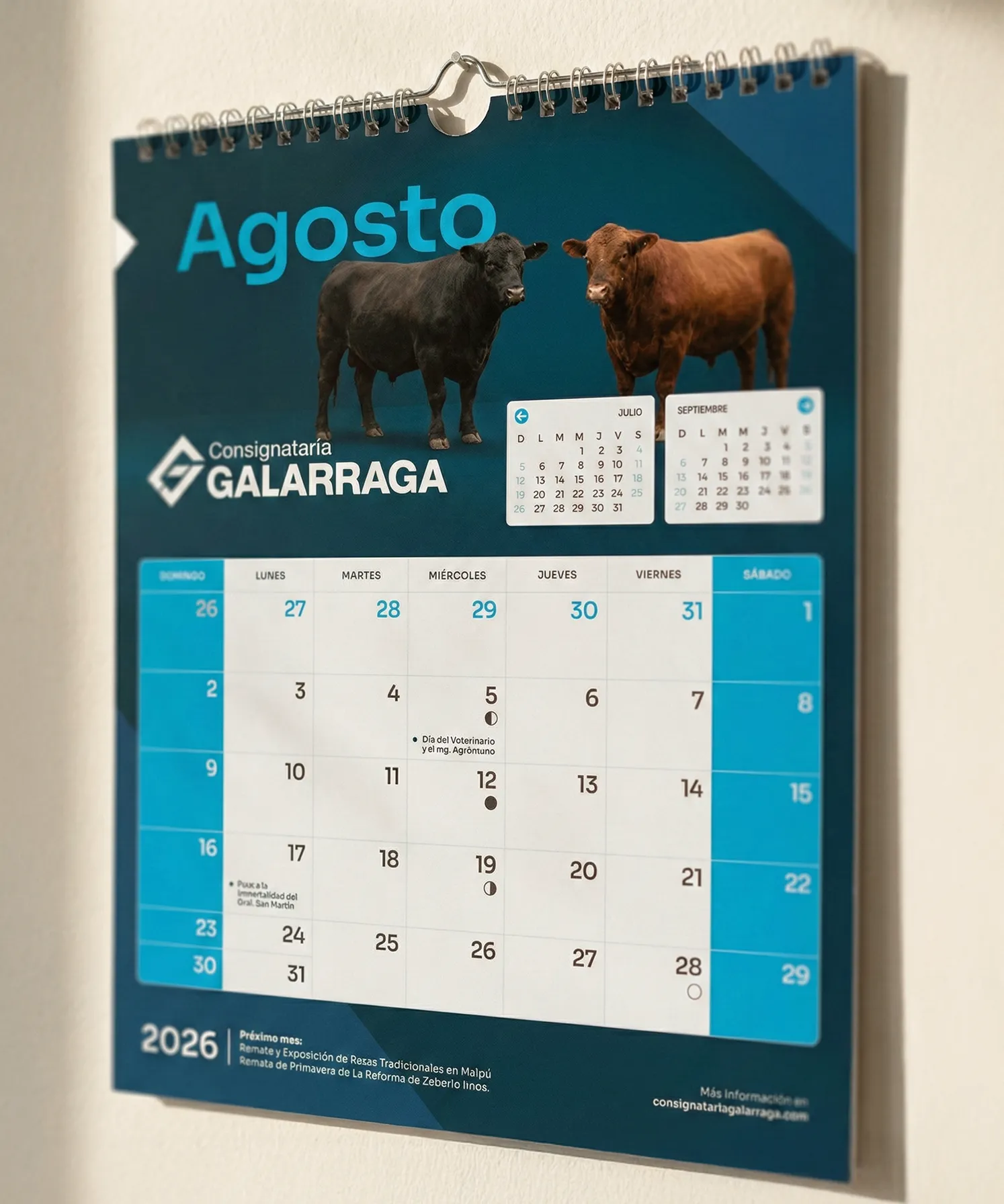 Almanaque de pared abierto en agosto