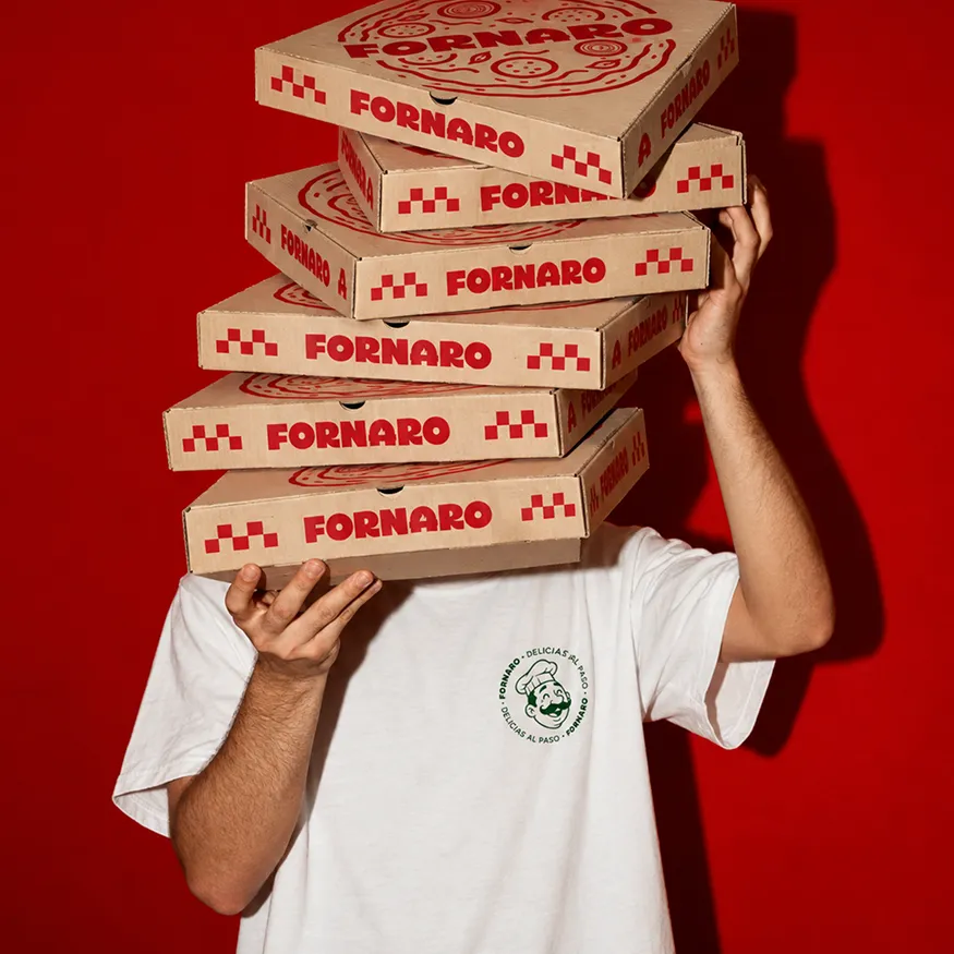 Torre de cajas de pizza de Fornaro en brazos de un repartidor