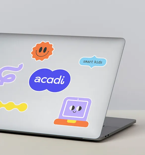 Stickers de Acadi en una notebook