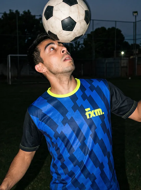 Jugador de FXM cabeceando